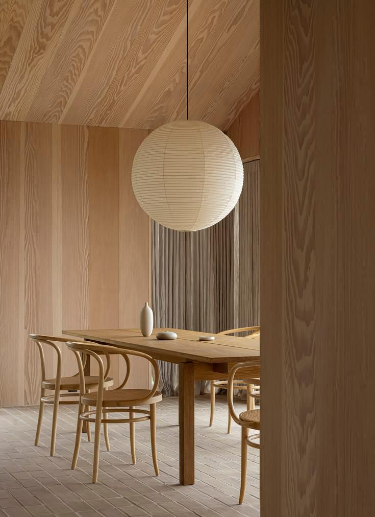 Intérieur en bois clair sous toit mansardé